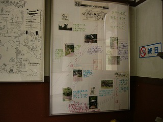 カラーの紙焼き写真とカラーペンで丁寧に紹介された大きな駅周辺案内図