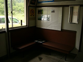 コーナーに設置された茶色の椅子と窓