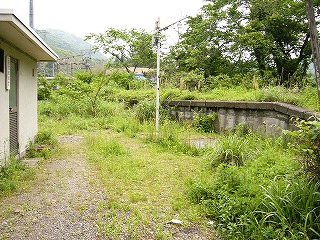 左にベトンの小屋、右にコンクリートの塊。