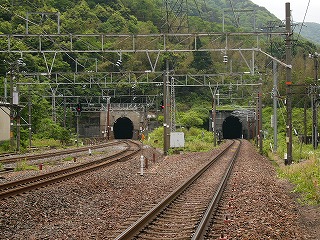 緑の山にトンネル2つ