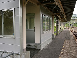 灰色のパネルを組み合わせた外壁の待合室