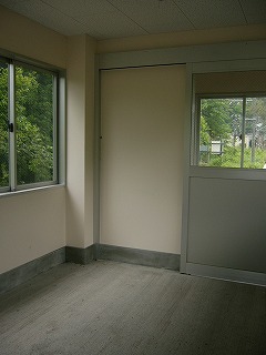 まだ何も置かれていない床はセメント塗りのまっさらな待合室の中