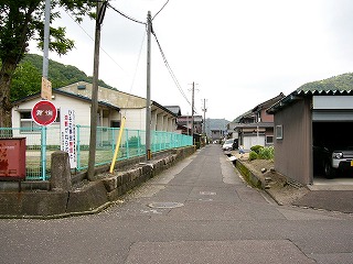 一般的な細い住宅街路の左脇に2,3の石段