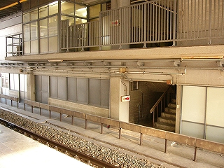 駅の建物の中で、橋上コンコースの下にあたる部分の施設。コンクリートむき出しの階段など。