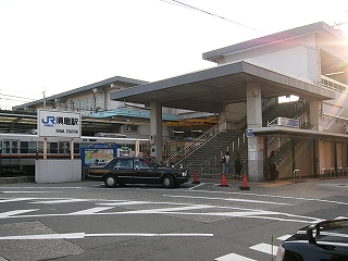 幅広い階段のある橋上駅。