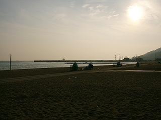 太陽が低くなりかけたビーチ。