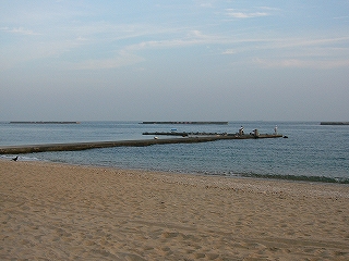 砂浜と海と突堤。