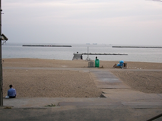 砂浜に埋もれるように敷かれた鉄板と海。