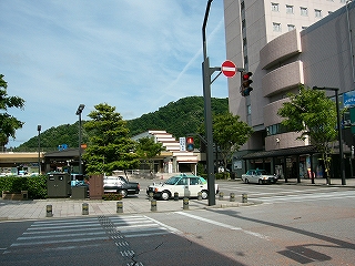 駅前交差点の一角。