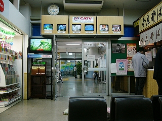 武生駅の待合室の中の様子。
