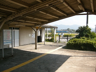 大屋根の下から、右手に駅庭、左手に駅舎出入口を見る。