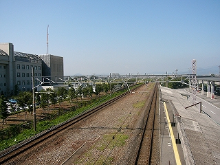 広い構内の両端にだけ、線路がある風景。
