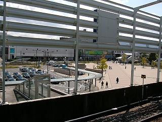 バスターミナルと広場。