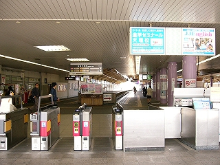 自動改札越しに見る駅構内の風景。