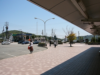 広い歩道のある乗り場の風景。