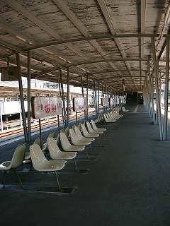 白い一人掛けの椅子がずらりと並ぶ。