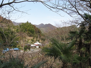 ホームから見た山のある風景。
