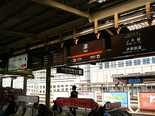 電照式駅名標など3つ。焦げ茶に白い字で書かれている。