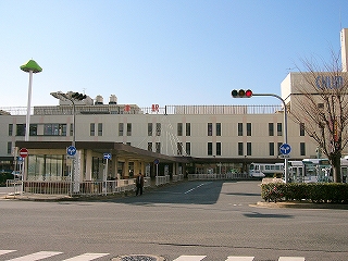 バスロータリーの入口と、駅舎前面。