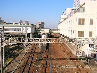 3線のJR構内。左手に近鉄の橋上駅、線路内を挟んで右手にJRの駅ビル。