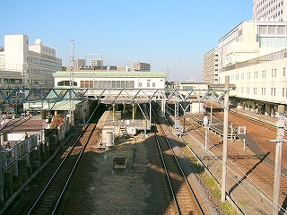 2線の近鉄構内。橋上駅が見える。