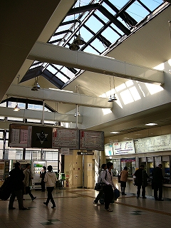 券売機前の広場の天井には三角の天窓が取り付けられている。