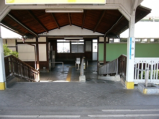 駅舎へ向かう下り階段。