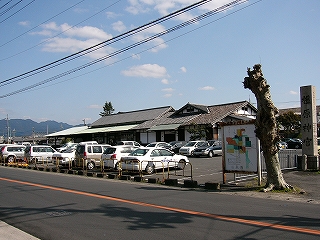 駐車場と駅舎。