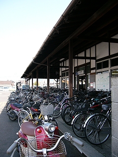表回廊と自転車の並び。