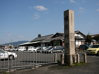 石柱、遠くに駅舎全景。
