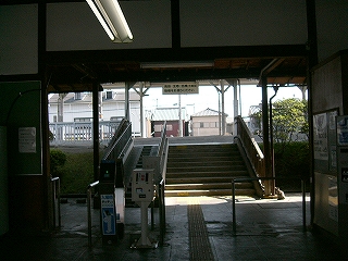 駅舎側から見ると、改札口の向こうにホームへの上り階段がすぐ見て取れる。