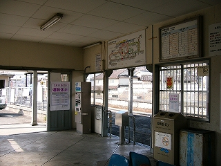 駅舎内から改札口を見て。改札口の両脇には窓がついている。