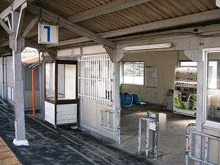 改札口を通して駅舎内の自販機が見えている。