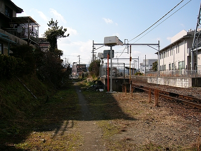 左手に廃線跡の通路、右手に大和二見駅構内。