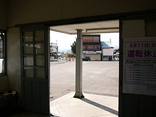駅舎ポーチから広々とした駅前スペースを垣間見て。
