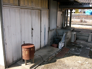 木造の引き戸と湯沸し装置。
