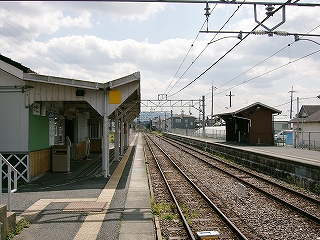 駅舎と接している上屋の端と線路内。