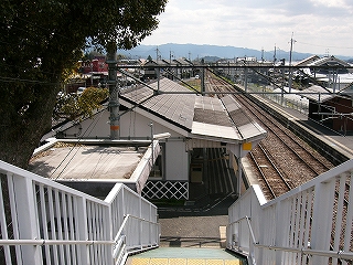 階段の下に駅舎の端がある。