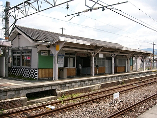 軒下の内側にある駅舎の壁が下は薄茶色、上は緑色の駅舎。