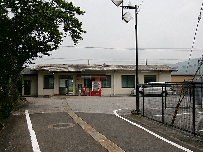 駅前の細い道路と駅舎。