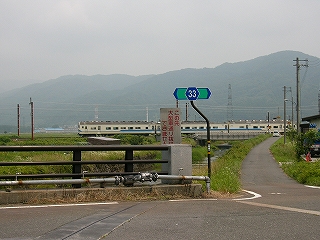 橋の欄干と遠くに419系の列車。