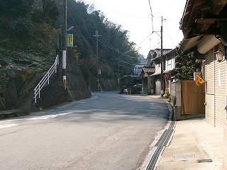道路の側面は山肌を削ってコンクリートで固められている。