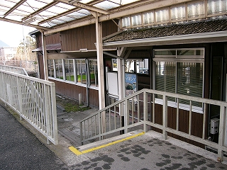 駅舎の入口へ降りる小さな階段。