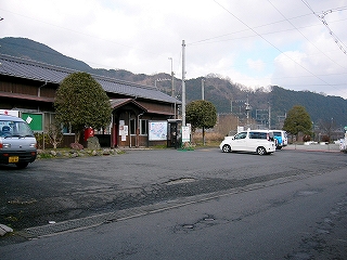 駅舎と駐車場。