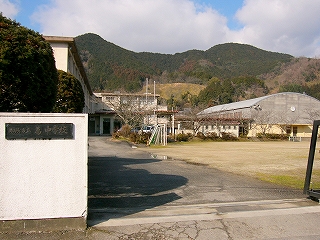 中学校の校門前。